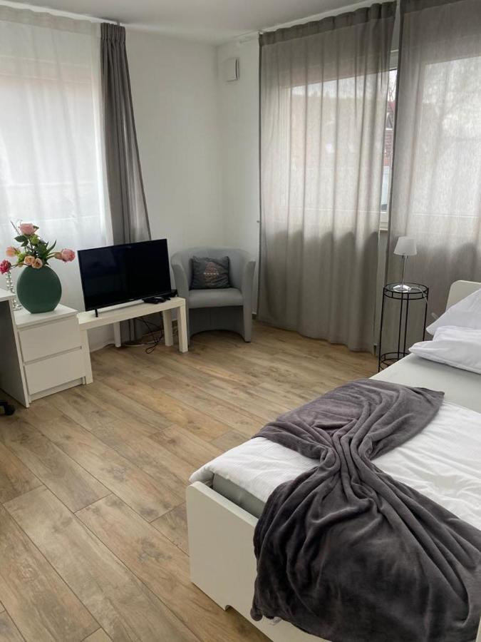 Ferienwohnungen Lamisto Am Waldesrand Neckartenzlingen Екстериор снимка